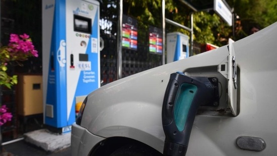 An electric vehicles charging point in Delhi.(Sanchit Khanna/HT Archive)