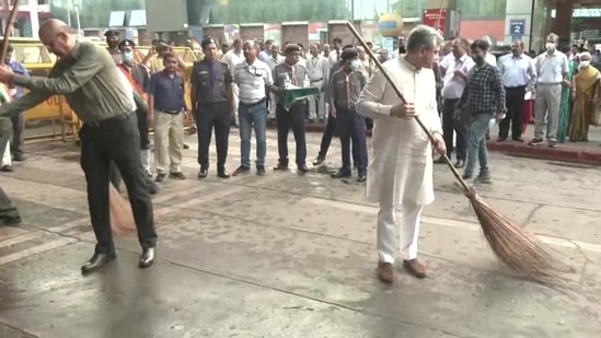 The railway minister was seen participating in the drive outside the Hazrat Nizamuddin Railway Station of the national capital.(ANI) The railway minister was seen participating in the drive outside the Hazrat Nizamuddin Railway Station of the national capital.(ANI)