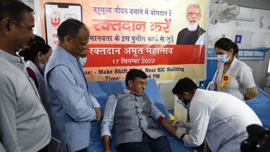 Union health minister Mansukh Mandaviya tweeted this picture of himself donating blood on day 1 of ‘Raktdaan Amrit Mahotsav.’(Twitter)