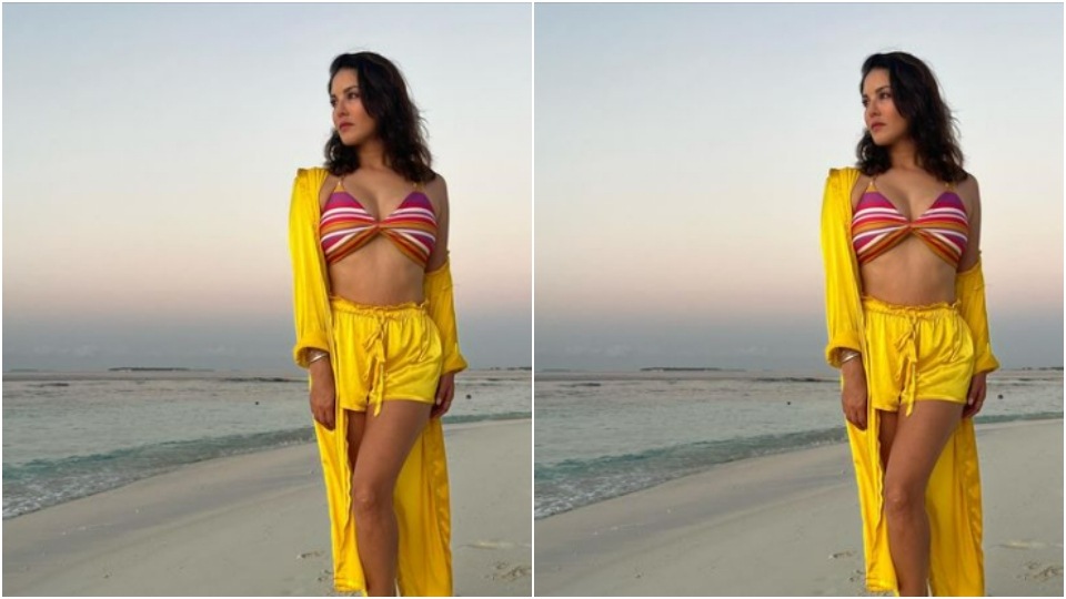 న్యూడ్ ఐషాడో, బ్లాక్ ఐలైనర్, బ్లాక్ కోహ్ల్, మాస్కరాతో నిండిన కనురెప్పలు, కాంటౌర్డ్ చెంపలు, న్యూడ్ లిప్‌స్టిక్‌తో సన్నీ లుక్‌ని పర్ఫెక్ట్‌గా మార్చుకుంది.