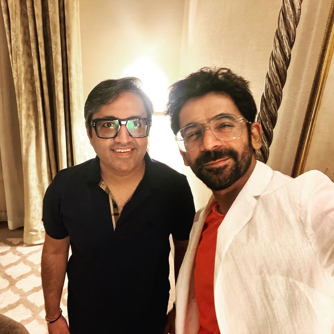 Sunil Grover posed for a seflie with Ashneer Grover. Sunil Grover posed for a seflie with Ashneer Grover.
