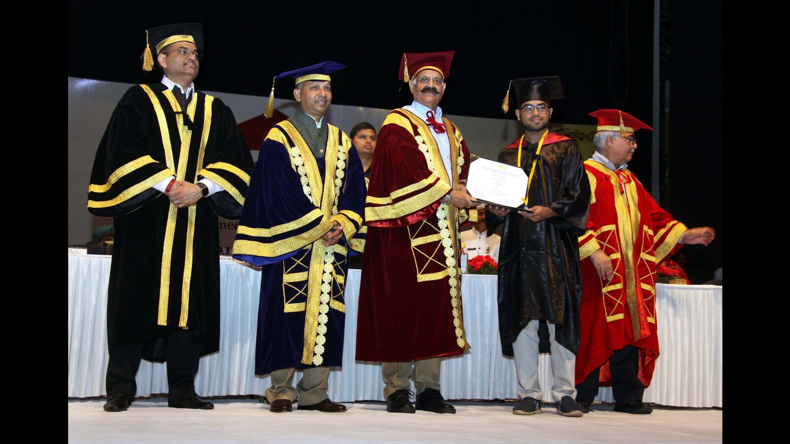 Convocation robe shop