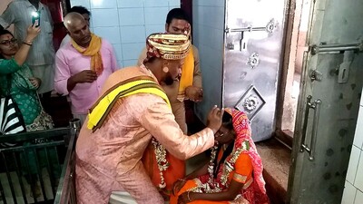 Kiyamah Din Khalifa and his girl-friend Kesha Khalifa getting married in Vara nasi as per Hindu rituals. (HT)