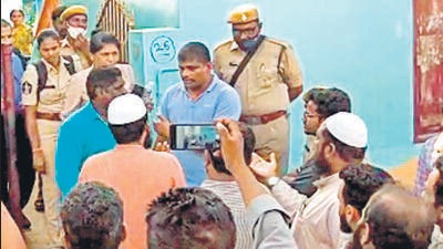 New Delhi, Sept 18 (ANI): NIA conducts raids in Kurnool, Nellore, Kadapa and Guntur of Andhra Pradesh and in Nizamabad, Telangana, in connection with the PFI case. The agency is searching the residence of one Shadulla who is the main accused in this case. (ANI Photo) (ANI) New Delhi, Sept 18 (ANI): NIA conducts raids in Kurnool, Nellore, Kadapa and Guntur of Andhra Pradesh and in Nizamabad, Telangana, in connection with the PFI case. The agency is searching the residence of one Shadulla who is the main accused in this case. (ANI Photo) (ANI)