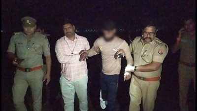 Injured cattle smuggler in police custody being taken to BRD Medical College in Gorakhpur on Sunday. (HT PHOTO)