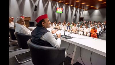 SP national president and leader of Opposition in the Assembly Akhilesh Yadav on Sunday discusses with partymen the party’s strategy for the Monsoon session (HT Photo) SP national president and leader of Opposition in the Assembly Akhilesh Yadav on Sunday discusses with partymen the party’s strategy for the Monsoon session (HT Photo)