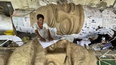 An artisan making a Ravana effigy ahead of the Dussehra celebrations in Ludhiana. (Gurpreet Singh/HT)