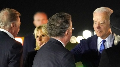 U.S. President Joe Biden and first lady Jill Biden arrive at Stansted Airport to attend Monday’s funeral of Britain's Queen Elizabeth in London, Britain, September 17, 2022. REUTERS/Kevin Lamarque (REUTERS)