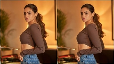 Aamna wore her tresses into a clean ponytail and decked up in nude eyeshadow, black eyeliner, black kohl, mascara-laden eyelashes, contoured cheeks and a shade of nude lipstick. (Instagram/@aamnasharifofficial)