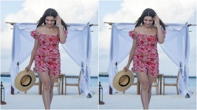 Aamna’s fashion diaries are dreamy as ever. The actor, a few days back, looked stunning in a summer short dress as she posed in Maldives. (Instagram/@aamnasharifofficial)