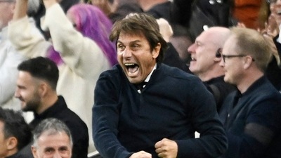 Tottenham Hotspur manager Antonio Conte celebrates after Son Heung-min scores their fourth goal&nbsp; (REUTERS)