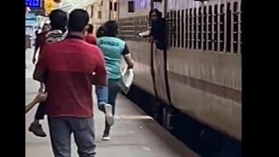 The Internet have compared the video to the iconic climax scene of Shah Rukh Khan and Kajol’s Bollywood hit Dilwale Dulhania Le Jayenge, where Shahruk meets Kajol, in a running train.