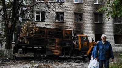 Russia-Ukraine War: Two women walk past a destroyed residence in Balakliya, Kharkiv region. (AFP) Russia-Ukraine War: Two women walk past a destroyed residence in Balakliya, Kharkiv region. (AFP)