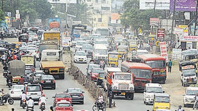 Heavy vehicles plying at Ahmednagar Road causing traffic jam at Wagholi in Pune. (HT FILE PHOTO) Heavy vehicles plying at Ahmednagar Road causing traffic jam at Wagholi in Pune. (HT FILE PHOTO)