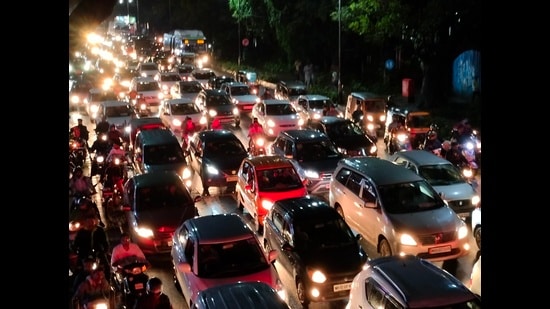 Traffic at Jungli Maharaj road on Sunday evening. (HT PHOTO)