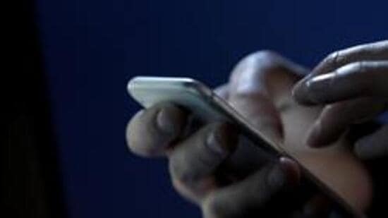 A Ludhiana resident was duped by of ₹2.4L by swindler posing as an acquaintance. (HT File)
