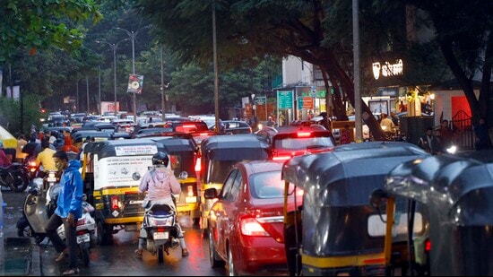 Traffic at Koregaon Park. (Rahul Raut/HT PHOTO)