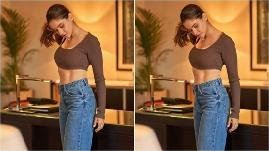 Aamna picked a maroon cropped to featuring full sleeves, and teamed it with a pair of high-waisted blue distressed denims with wide legs.(Instagram/@aamnasharifofficial)