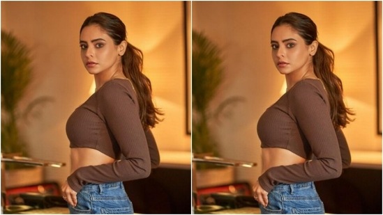 Aamna wore her tresses into a clean ponytail and decked up in nude eyeshadow, black eyeliner, black kohl, mascara-laden eyelashes, contoured cheeks and a shade of nude lipstick.(Instagram/@aamnasharifofficial)
