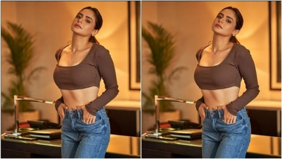 Aamna slayed weekend party fashion goals in the ultimate casual attire – cropped top and distressed denims.(Instagram/@aamnasharifofficial)