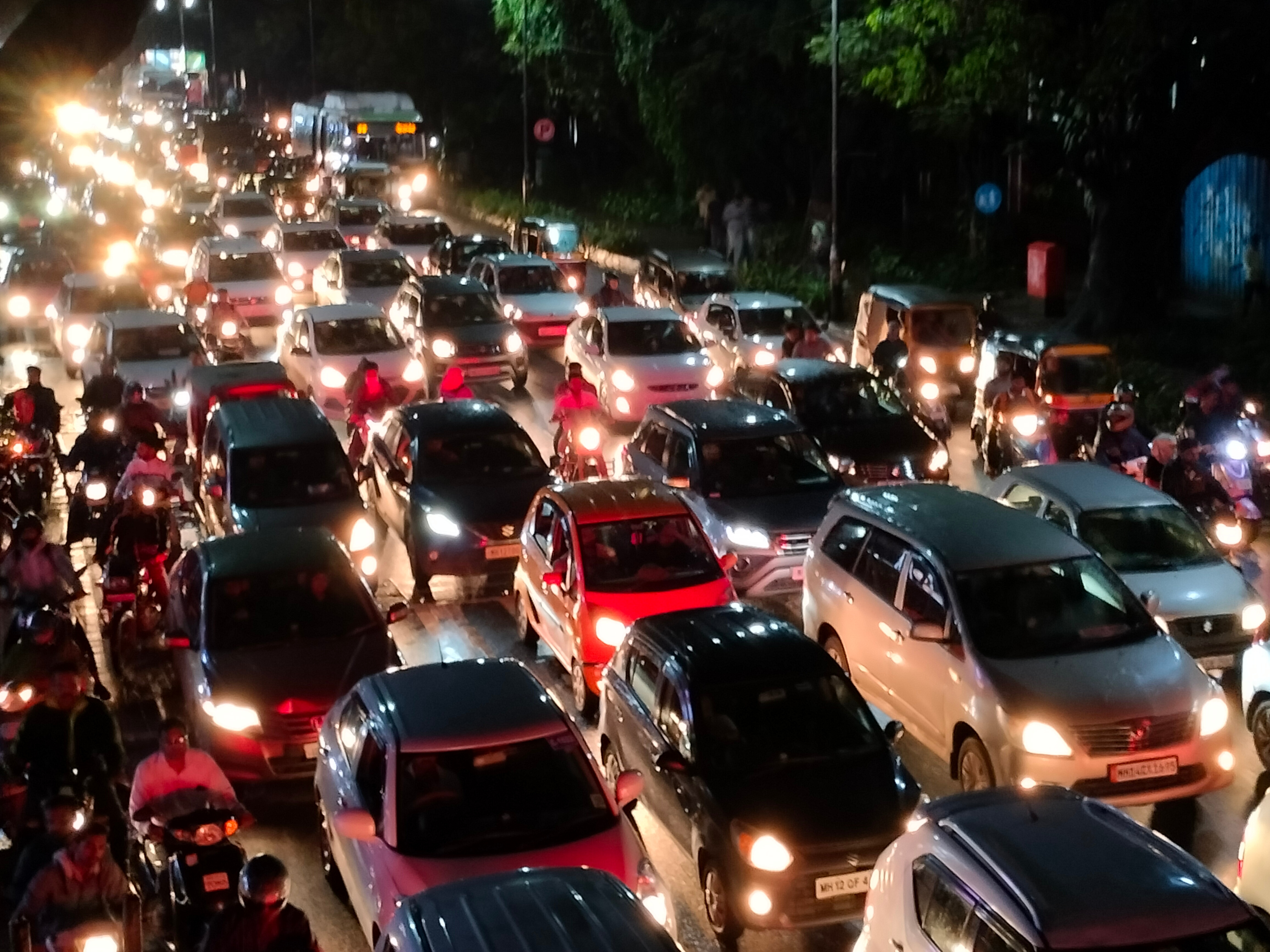 Bengaluru's traffic jams are infamous and citizens find a silver lining every now and then in the form of jokes. (HT PHOTO) Bengaluru's traffic jams are infamous and citizens find a silver lining every now and then in the form of jokes. (HT PHOTO)
