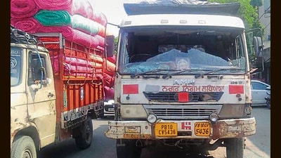 Angered by the driver’s recklessness, the crowd that gathered on the spot broke the trucks windowpanes.However, the driver managed to escape in the melee. (HT Photo) Angered by the driver’s recklessness, the crowd that gathered on the spot broke the trucks windowpanes.However, the driver managed to escape in the melee. (HT Photo)