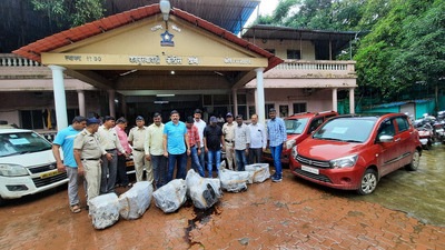 Kapurbawdi police officials, Thane, with the stolen cars, engines and scrap materials following the arrest of two persons on Monday. (PRAFUL GANGURDE/HT PHOTO)
