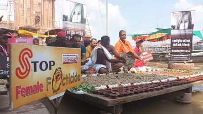 A group of priests held a Shraadh for foetuses that had fallen victim to female foeticide, in Varanasi, on Monday (HT Photo)