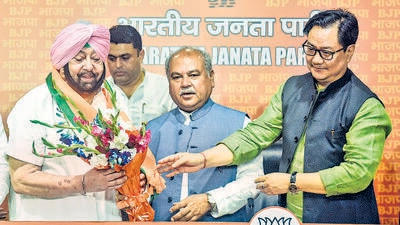 Former Congress leader Amarinder Singh joined the BJP in the presence of Union ministers Narendra Singh Tomar and Kiren Rijiju at the BJP headquarters in New Delhi on Monday. (Raj K Raj/HT photo)