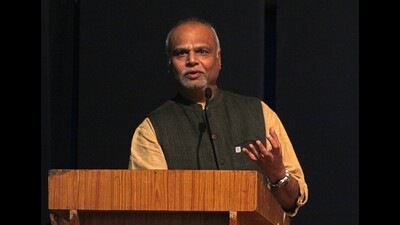 Bhushan Patwardhan, chairman, executive committee, NAAC addressed principals of various colleges at Savitribai Phule Pune University on Monday. (Ravindra Joshi/HT PHOTO) Bhushan Patwardhan, chairman, executive committee, NAAC addressed principals of various colleges at Savitribai Phule Pune University on Monday. (Ravindra Joshi/HT PHOTO)