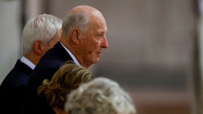 King Harald V of Norway pays his respects at the coffin of Queen Elizabeth II, Lying in State inside Westminster Hall, at the Palace of Westminster in London. The Lying-in-State will end right before the funeral and the coffin will be taken in procession from the Palace of Westminster to Westminster Abbey, where the State Funeral Service will take place. (AFP) King Harald V of Norway pays his respects at the coffin of Queen Elizabeth II, Lying in State inside Westminster Hall, at the Palace of Westminster in London. The Lying-in-State will end right before the funeral and the coffin will be taken in procession from the Palace of Westminster to Westminster Abbey, where the State Funeral Service will take place. (AFP)