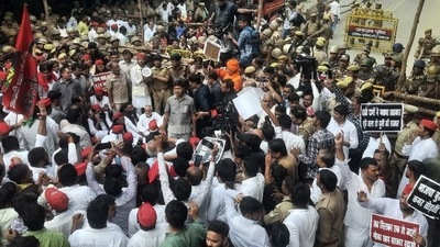 Akhilesh Yadav begins a dharna amid MLAs' march in Lucknow. (HT Photo/ Deepak Gupta)&nbsp;