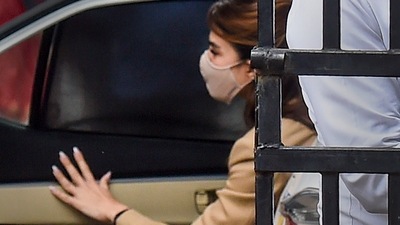 Bollywood actor Jacqueline Fernandez arrives to appear before the Economic Offences Wing of Delhi Police in connection with an extortion case linked to alleged conman Sukesh Chandrashekhar in New Delhi on Monday,&nbsp; (PTI)