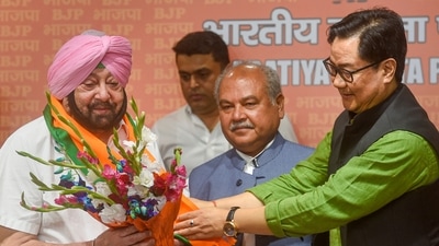 Former Punjab CM Amarinder Singh being welcomed by Union Ministers Kiren Rijiju and Narendra Singh Tomar as he joins Bharatiya Janata Party in New Delhi. (PTI) Former Punjab CM Amarinder Singh being welcomed by Union Ministers Kiren Rijiju and Narendra Singh Tomar as he joins Bharatiya Janata Party in New Delhi. (PTI)