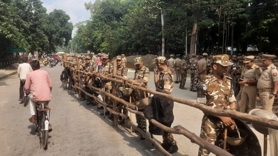 Heavy police force was deployed at Vikramaditya Road in Lucknow before the Samajwadi Party's protest march. (Deepak Gupta/HT)