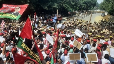 Akhilesh Yadav with Samajwadi Party chief whip Manoj Pandey and other MLAs, MLCs, as they step out of the party's HQ holding placards with anti-government slogans. (Deepak Gupta/HT) Akhilesh Yadav with Samajwadi Party chief whip Manoj Pandey and other MLAs, MLCs, as they step out of the party's HQ holding placards with anti-government slogans. (Deepak Gupta/HT)
