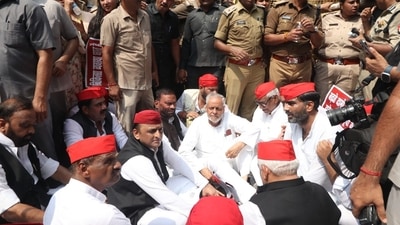 Akhilesh Yadav sits on dharna in the middle of the road in Lucknow. (Deepak Gupta/HT) Akhilesh Yadav sits on dharna in the middle of the road in Lucknow. (Deepak Gupta/HT)