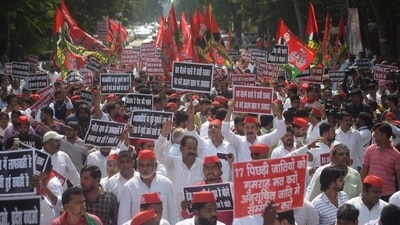 Samajwadi Party MLAs march in Lucknow holding anti-government slogans. (Deepak Gupta/HT) Samajwadi Party MLAs march in Lucknow holding anti-government slogans. (Deepak Gupta/HT)