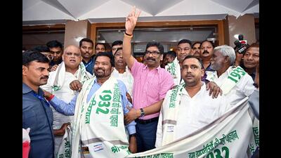 Jharkhand chief minister Hemant Soren being greeted after the approval of 1932 domicile policy in Ranchi on September 14. (ANI) Jharkhand chief minister Hemant Soren being greeted after the approval of 1932 domicile policy in Ranchi on September 14. (ANI)
