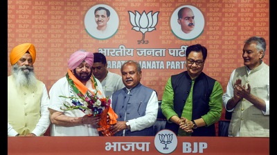 New Delhi, India - Sept. 19, 2022: Former Congress leader Captain Amarinder Singh (former CM of Punjab) joined the Bharatiya Janata Party (BJP) in the presence of union minister Narendra Singh Tomar and Kiran Rijiju at BJP headquarters in New Delhi, India, on Monday, September 19, 2022. (Photo by Raj K Raj/ Hindustan Times) (Hindustan Times) New Delhi, India - Sept. 19, 2022: Former Congress leader Captain Amarinder Singh (former CM of Punjab) joined the Bharatiya Janata Party (BJP) in the presence of union minister Narendra Singh Tomar and Kiran Rijiju at BJP headquarters in New Delhi, India, on Monday, September 19, 2022. (Photo by Raj K Raj/ Hindustan Times) (Hindustan Times)