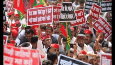 Samajwadi Party chief Akhilesh Yadav along with other party members during protest march in state capital on Monday. (HT PHOTO) Samajwadi Party chief Akhilesh Yadav along with other party members during protest march in state capital on Monday. (HT PHOTO)