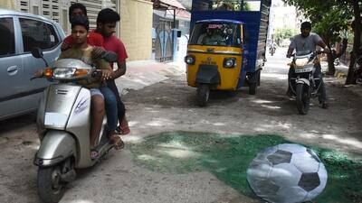 The Karnataka high court directed the BBMP to fill potholes on major roads in Bengaluru within 10 days. (Agencies) The Karnataka high court directed the BBMP to fill potholes on major roads in Bengaluru within 10 days. (Agencies)
