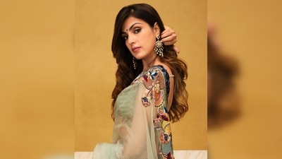 Rhea Chakraborty also thanked designer Manish Malhotra on her caption. "Thankyou @manishmalhotra05 for making me feel beautiful in the gorgeous @manishmalhotraworld saree," she added. (Instagram/@rhea_chakraborty) Rhea Chakraborty also thanked designer Manish Malhotra on her caption. "Thankyou @manishmalhotra05 for making me feel beautiful in the gorgeous @manishmalhotraworld saree," she added. (Instagram/@rhea_chakraborty)