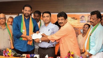 Goa chief minister Pramod Sawant and Tanavade welcoming Congress MLAs. (PTI) Goa chief minister Pramod Sawant and Tanavade welcoming Congress MLAs. (PTI)