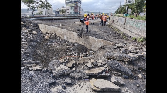 Pre-demolition work in progress at Chandni chowk. (HT PHOTO)
