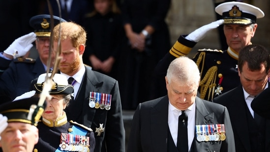 Funeral da Rainha Elizabeth II: Anne da Grã-Bretanha, Princesa Real, Príncipe Andrew, Príncipe Harry, Duque de Sussex, Mark Phillips e Timothy Laurence participam do funeral de estado.(Reuters)