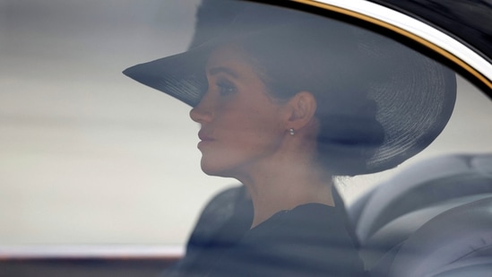Funeral da rainha Elizabeth II: Meghan, duquesa de Sussex, da Grã-Bretanha, senta-se em um carro no dia do funeral de estado.(Reuters)
