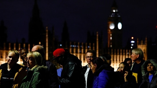 As pessoas fazem fila do lado de fora do Parlamento para prestar homenagem à rainha britânica Elizabeth.(Reuters)
