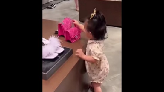 The little girl picks up the bag before running away with it.&nbsp;(TikTok/@isanananan)