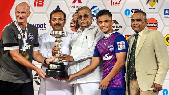 Chief of Army Staff Manoj Pande, West Bengal Governor La Ganeshan and West Bengal Sports Minister Aroop Biswas handover the Durand Cup-2022 trophy to Bengaluru FC captain Sunil Chhetri&nbsp;(PTI)